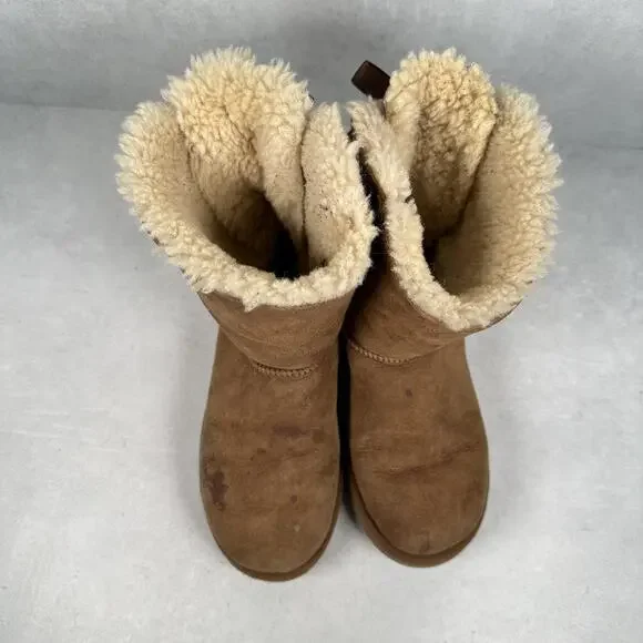 UGG Bailey Bow Boots Short Womens Size 8 Chestnut Suede Sheepskin Lined Bow Back - Picture 4 of 14